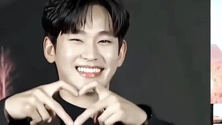 Kim Soo Hyun ‖ "Prince of Status" "Sangat ceria, dan menyenangkan bahkan saat sendirian" Deskripsi O