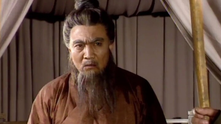 Movie: A servant covers Cao Cao with a blanket, but Cao Cao is sleepwalking and mistakenly kills him