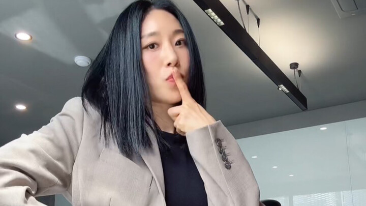 Lia Kim｜CEO menarikan tarian Magnetic untuk Anda di kantor...bahkan dalam versi jas.