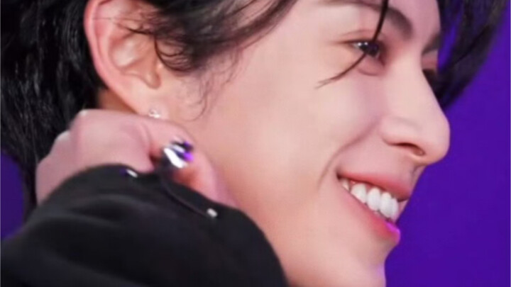Laughing so hard, what does it mean to be close to the face and open up! ! The top-notch beauty in d
