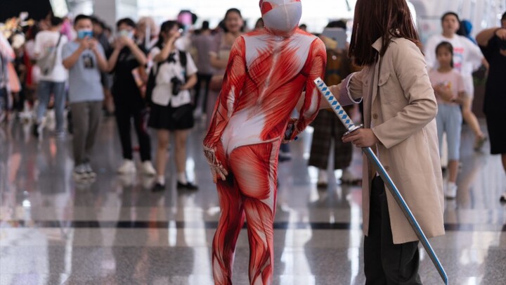Raksasa centil muncul di Chongqing Comic Con