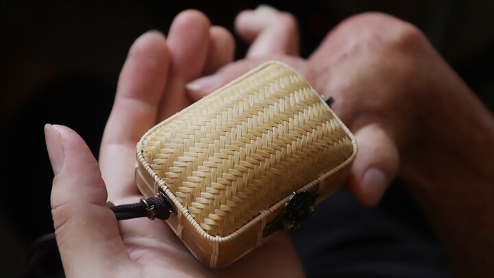 It took 7 days to weave a super mini small bag out of bamboo. Do you like it?