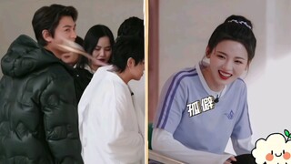 Yang Chaoyue membodohi Ding Yuxi, tetapi Ding Yuxi melihatnya sekilas. Keduanya mengobrol dengan gay