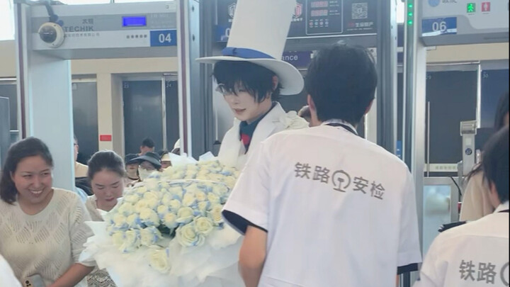 cos基德手捧99朵玫瑰坐高铁是一种什么 体验