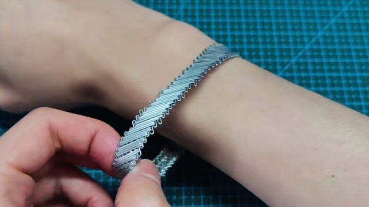 [DIY]Làm 'vòng đeo tay' bằng 270 cái kim bấm