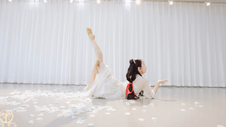 【原创舞蹈】《醉花间》—落花狼藉酒阑珊，笙歌醉梦间。醉卧于一地花瓣间，谁人来解我的愁怀。