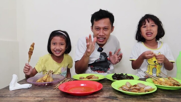 Makan Telor gulung paling laris dan Kerang Berontak bareng anak  @Kirana Eliya