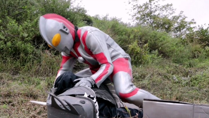 Wearing a self-made first-generation Ultraman leather suit, filming a low-profile tokusatsu drama, t