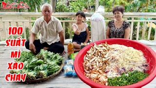 Việt Kiều Mỹ Hỗ Trợ Ông Bà 5 Châu Đốc Làm Hơn 100 Suất Mì Xào Chay Phát Cho Bà Con Nghèo | NKGĐ