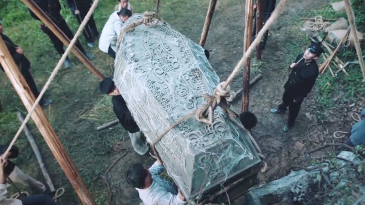 A man dug out a coffin, refused to listen to the Taoist priest's advice and insisted on opening the 