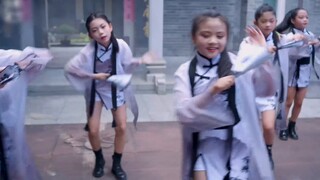 Tarian kuno anak-anak "Pendongeng" Tarian kipas kuno yang indah dari tujuh saudara perempuan kecil