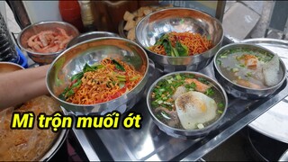 Mì trộn muối ớt trứng lòng đào sốt ngon bá cháy