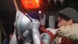 Ultraman bekerja sama dengan Tsuburaya untuk menipu kita