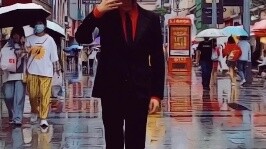 Jackson Dangerous biểu diễn trên đường phố Thành Đô vào một ngày mưa, ném quần áo xuống đất để làm ư