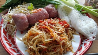 ส้มตำถาดปลาร้าเผ็ดๆแซ่บๆใส่แหนมสด Spicy Papaya Salad (ครัวสัญจรบ้านพี่ๆเขาค่ะ)