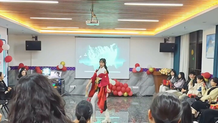 Cosplaying Baisi Canghai's company annual meeting and dancing to Mingyue? The boss said that this dr