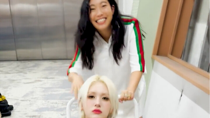 Thử thách Fast Forward của SOMI và AWKWAFINA
