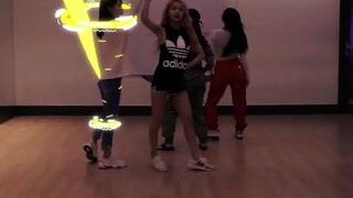 When MAMAMOO's formal practice room has a glowing special effect