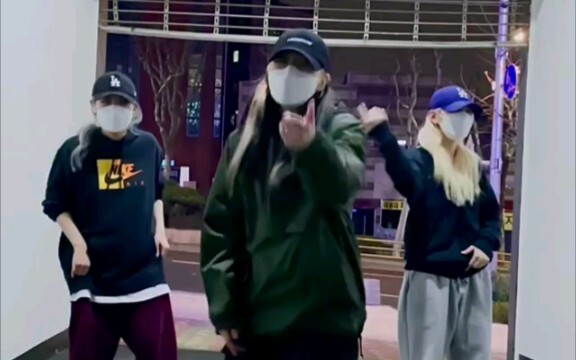 Bend it into mosquito coils as always! ! ! Goddess Bada Lee shows off NCT WayV’s new dance Kick Back