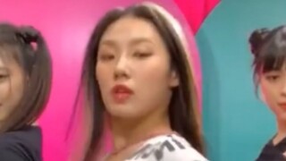 Leejung &Itzy Yuna Liuzhenในการเต้นรำยามเช้า