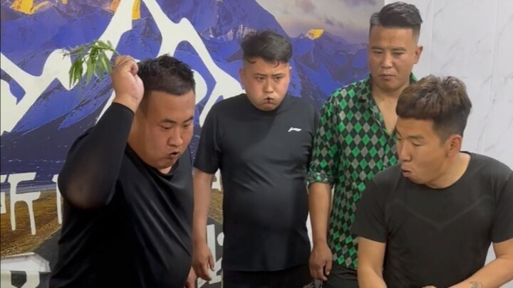 Serbuk tempurung kelapa menahan tantangan mengambil sesuatu dari kantong, tantangan reaksi!