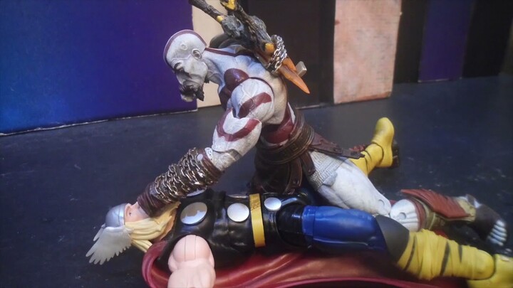 Kratos punching Thor 1-minute loop (STOP MOTION)