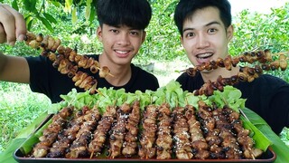 ด้วงสาคูเสียบไม้ย่าง ราดนํ้าจิ้มเเซ่บ ทั้งหอมทั้งมันเด็ดสุดๆ