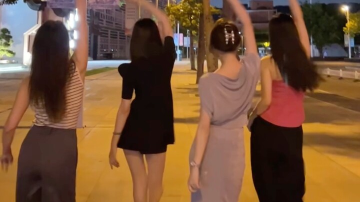 เดินเล่นหลังอาหารเย็น ลมจะทำให้ผมของคุณนุ่มสลวย #WalkingDance #เดินและเต้นรำ #BestieDance