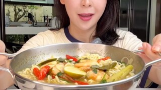 Hack mie instant lagi nih …. Bikin tomyum pakai mie instant soto …. Enak seger asem gurih pedes   ….