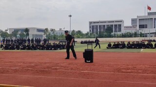 Học viên học viện cảnh sát nhảy theo điệu nhạc thập niên 90 trong lúc nghỉ tập!