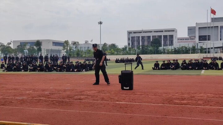 Học viên học viện cảnh sát nhảy theo điệu nhạc thập niên 90 trong lúc nghỉ tập!