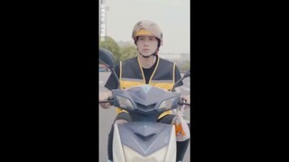 Cantik menyelamatkan kurir buta ternyata dia adalah bos kaya tersembunyi mencintainya seumur hidup
