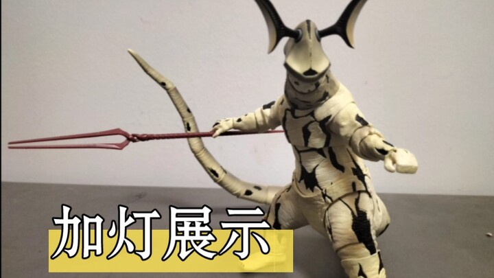 Bandai SHF Monster King Airei menambahkan lampu pada produk jadi untuk menampilkan Ultraman Seven