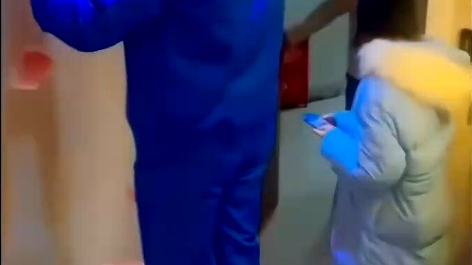 Ketika tukang reparasi datang untuk memperbaiki AC di rumah, pria itu tidak ada di rumah.