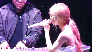 ROSÉ pen-hold shot-Wembley Arena, London 22.05.19