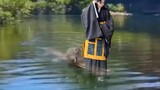 The Monkey King carries Xia Youjie across the river