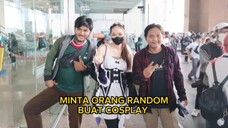 Minta orang random di event untuk cosplay.