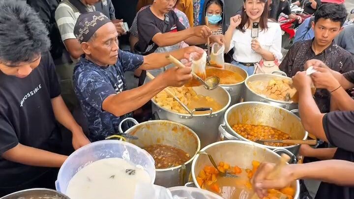 Jualan cuma setahun sekali , bulan puasa aja … belum buka udah diantri orang , kolak viral