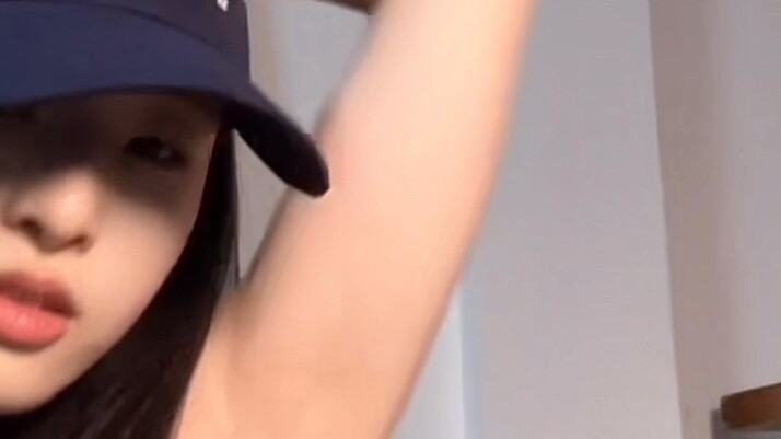 Ziyi Eive, dancing weirdly, teasing you