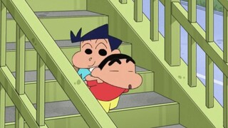 [Crayon Shin-chan] Kazama asked Shin-chan to carry him down the stairs, so sweet! [Kazama's Persiste