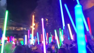 Menyalakan lightsaber bersama-sama selalu menjadi yang paling menarik!