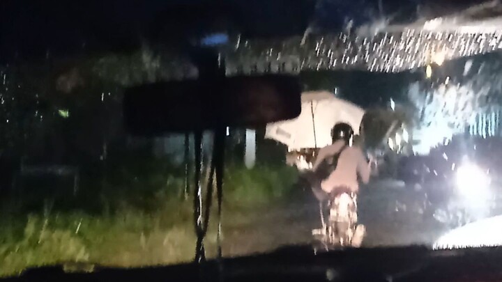 saya kira sedang memayungi siapa ternyata bermotor dan berpayung gaya baru, wkkwkwkw