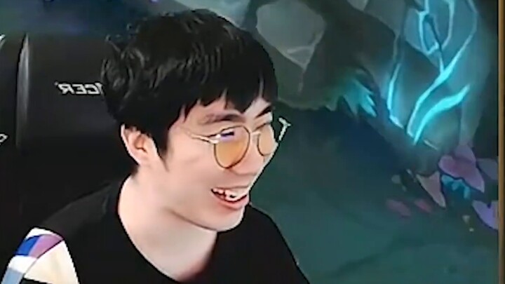 Khoảnh khắc phá vỡ hàng phòng ngự! Người dẫn chương trình đã làm nổ tung bối cảnh nổi tiếng của năm 