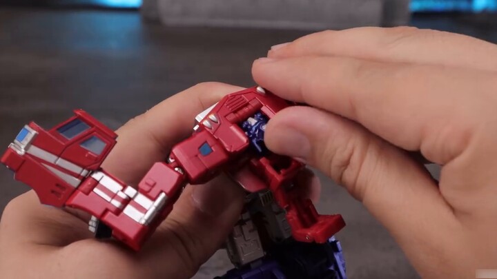 Hold the classic in your hands! JD01 Mini Classic Optimus Prime Play and Share