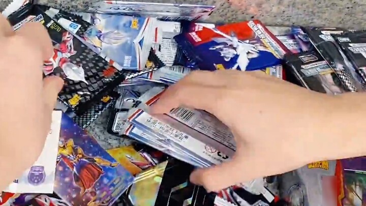 Quầy bán thẻ Ultraman ven đường có siêu thẻ hết bản in, hãy xem tôi nhận được thẻ không in với giá 5