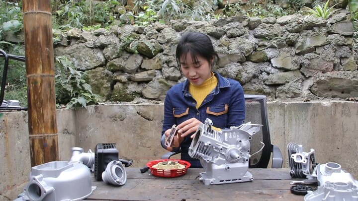 Cô gái quê tự sửa chiếc máy bơm nước bằng xăng