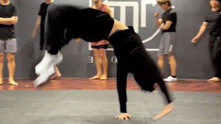 Latihan handstand gadis itu terlalu stabil.