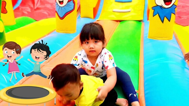 Bermain Lompat Lompatan , Salto, Jungkir Balik, Prosotan - Trampolin Tiup Warna Warni