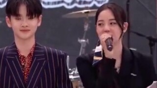 R1se เป็นวงบอยแบนด์ที่ไร้สาระ ไม่มีสิ่งที่เรียกว่าแย่ที่สุด มีแต่สิ่งที่แย่กว่า คุณโดนรสชาติแปลกๆ ขอ