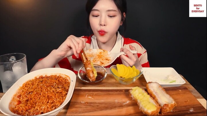 Món Hàn : Mì cay cùng thịt heo chiên xù nhân khoai lang phô mai 3 #monHan